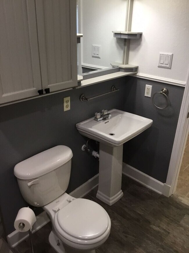 Building Photo - GORGEOUS 4/3 BROADMOOR HOME-UPDATED-MUST SEE