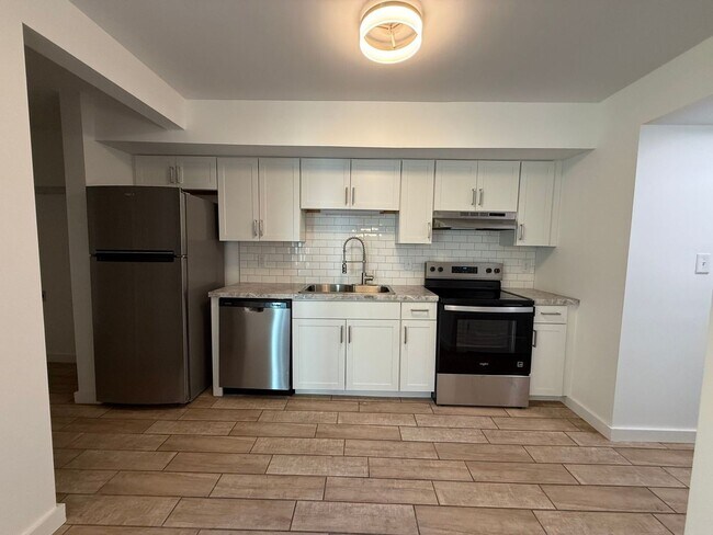 Building Photo - 3 bedroom, 1.5 Townhouse