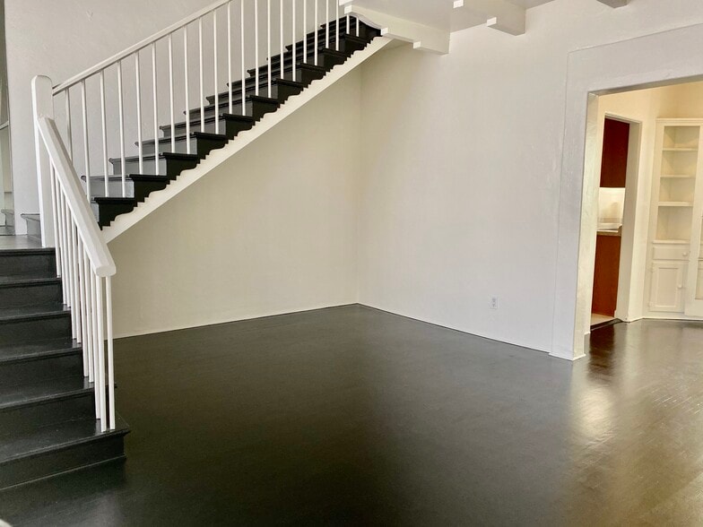 living room - 1044 N Crescent Heights Blvd