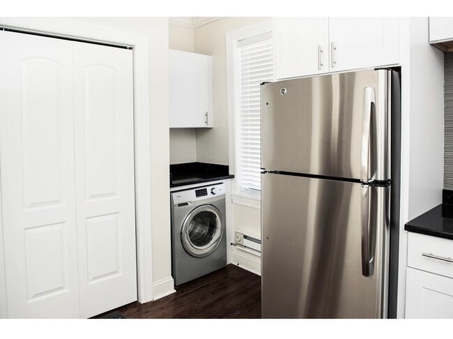 Building Photo - 3841 N Greenview Ave