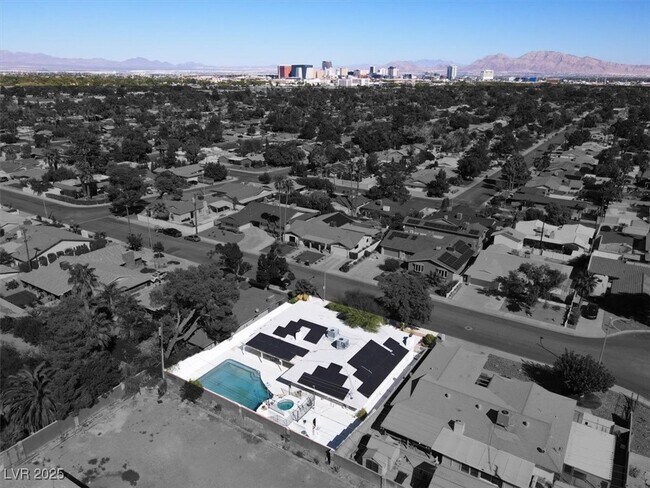 Building Photo - 1600 Eaton Dr