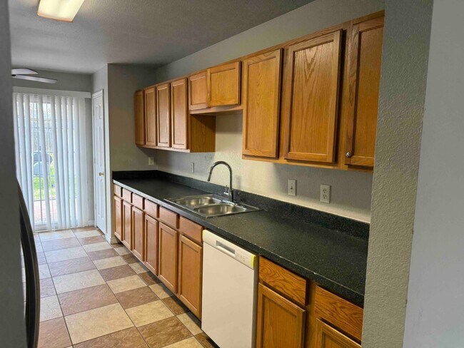 Building Photo - Garland Duplex