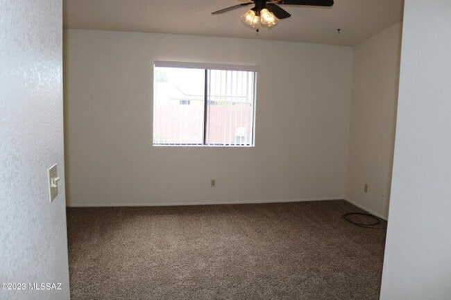 Building Photo - Nestled in a convenient NW neighborhood