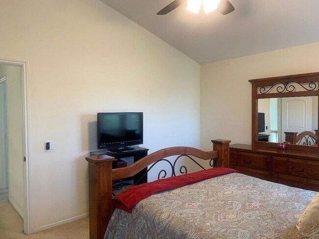 Building Photo - Wonderful East Ventura 4 Bedroom 2.5 Bath Home