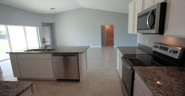 Building Photo - 1222 NE 10th St