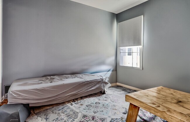 Building Photo - 340 THE Prom