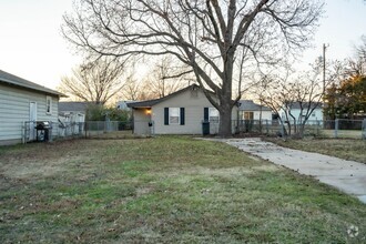 Building Photo - 2 Bed / 1 Bath in Tulsa!