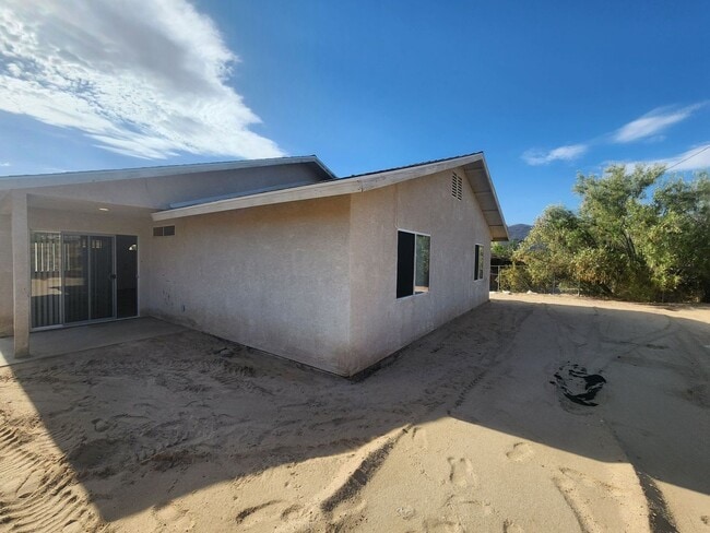 Building Photo - Newly Remodeled 3 Bedroom 2 Bath Home in C...