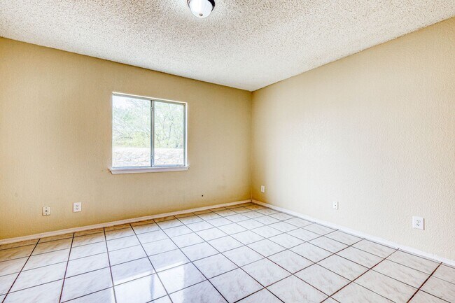Building Photo - 3 Bed 2 bathrooms house 79936