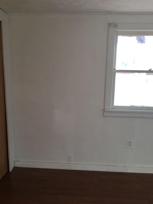 Building Photo - 3 bedroom 1 bath with large garage and shop