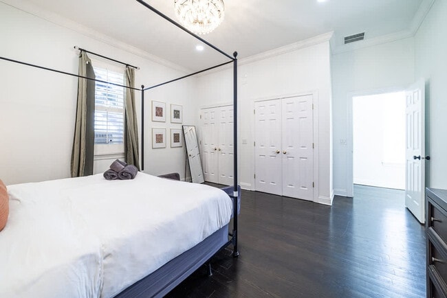 Building Photo - 2113 W Grand Ave