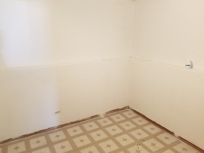 Building Photo - 547 N Ridgemoor Ave