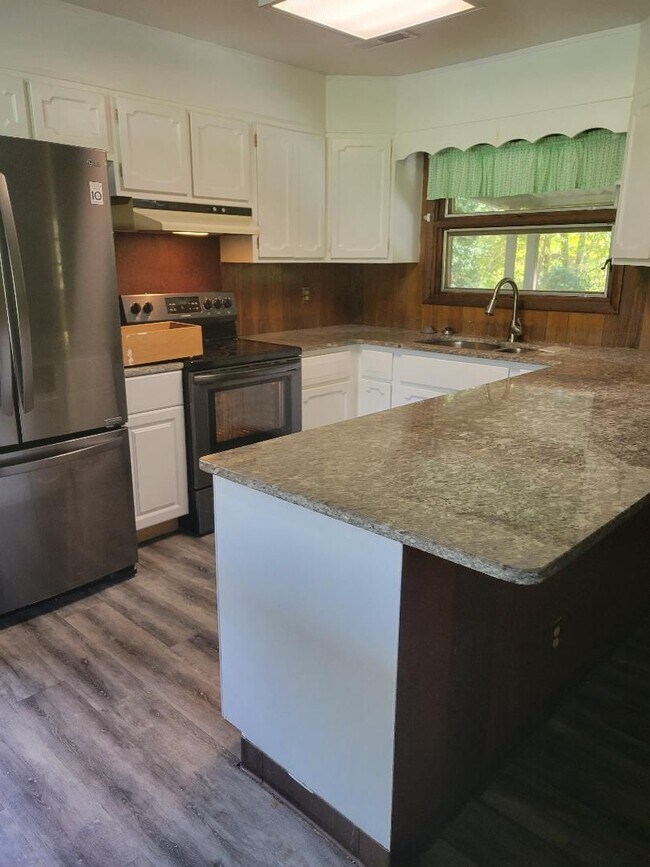 Building Photo - 5 bedroom 3 bath in Town Acres Subdivision