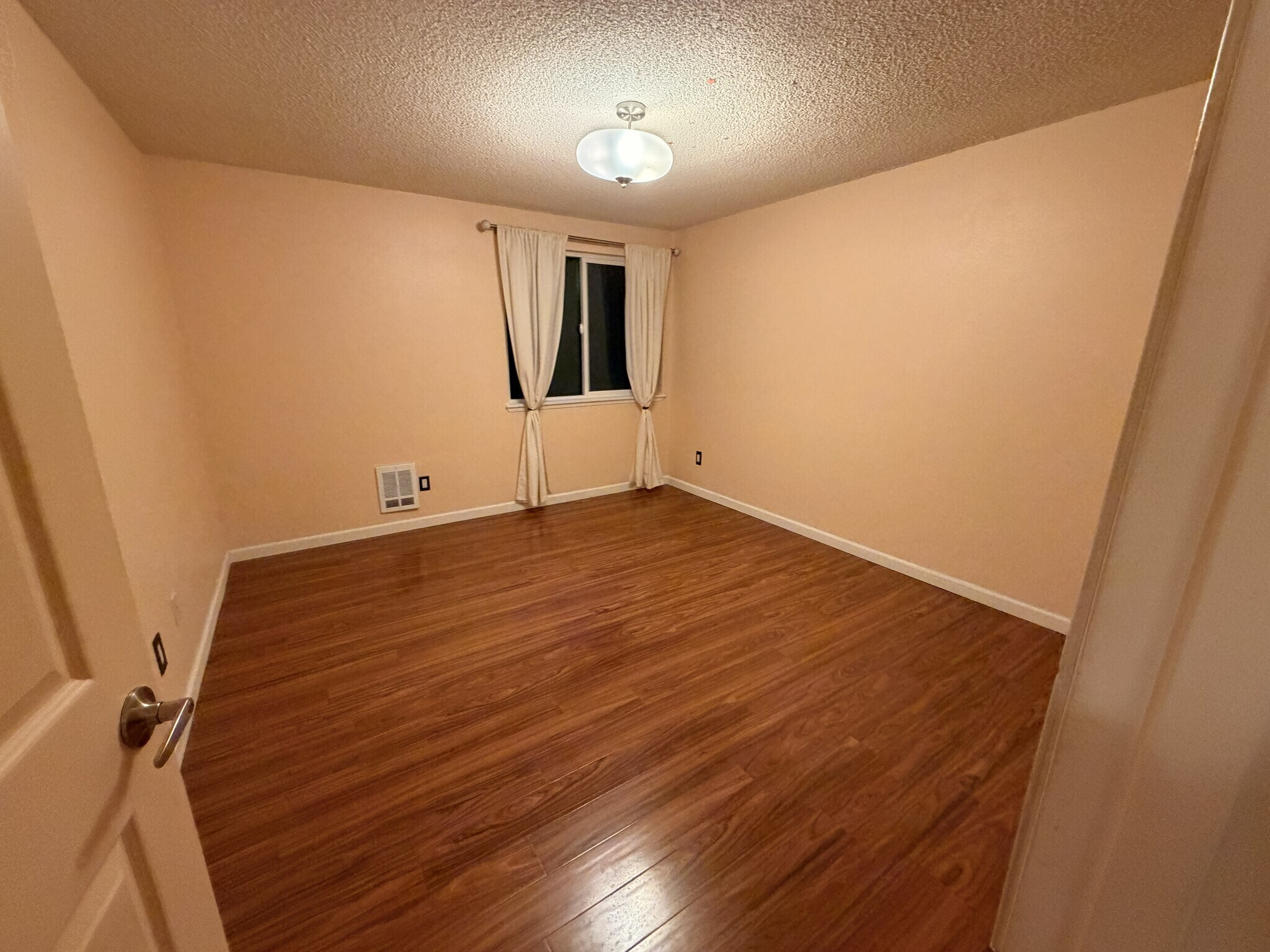 Building Photo - 4717 W Lake Sammamish Pky SE