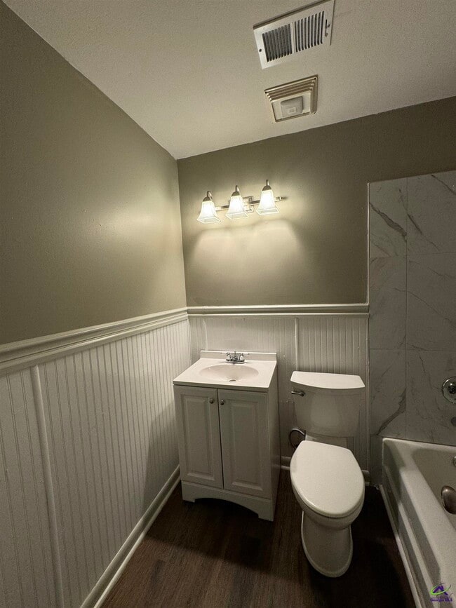 Building Photo - 204 Mike St