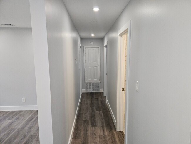 Building Photo - 4 bedroom newly remodeled Milton Home