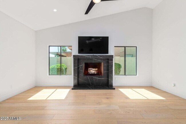 Building Photo - 5715 E Campo Bello Dr