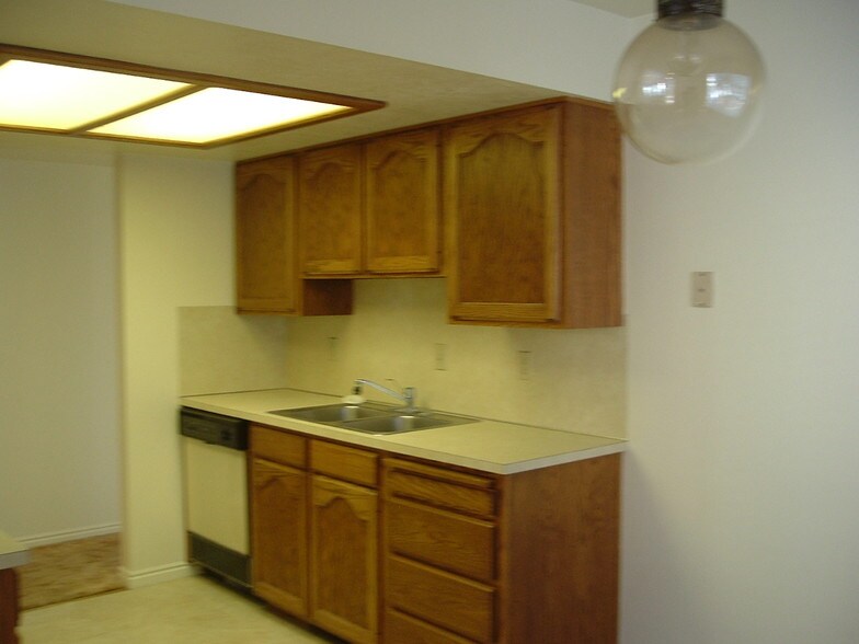 Building Photo - 1001 E Gentile St