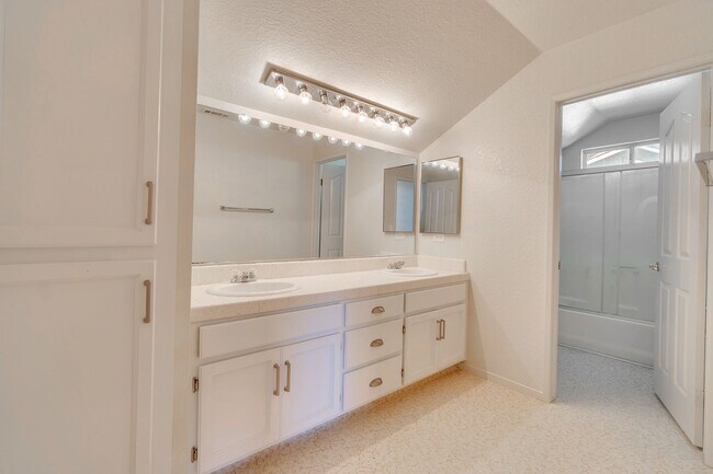 Building Photo - BEAUTIFUL 4 BEDROOM HOME WITH SWIMMING POOL!