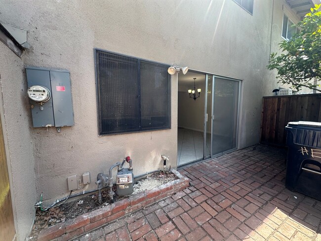 Building Photo - Updated 3 Bedroom 2 Bathroom Townhome with...