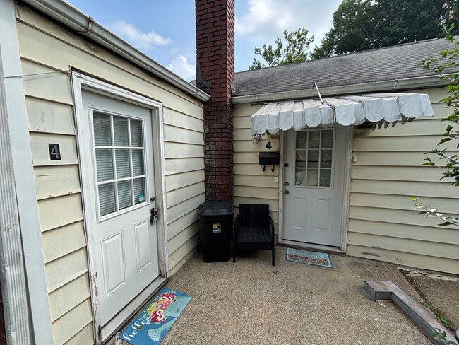 Building Photo - 3 Bed | 1 Bath | Private Patio | Unbeatable Value