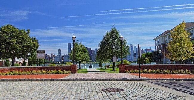 Building Photo - 276 Roslyn Ct