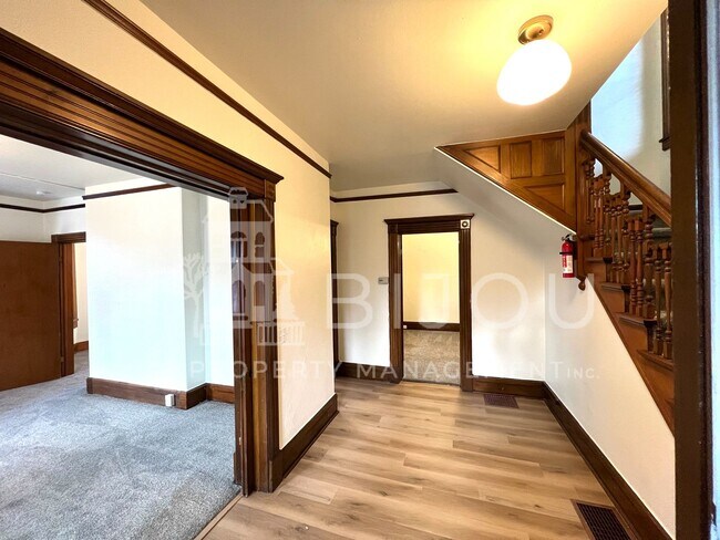 Building Photo - 732 E Kiowa St
