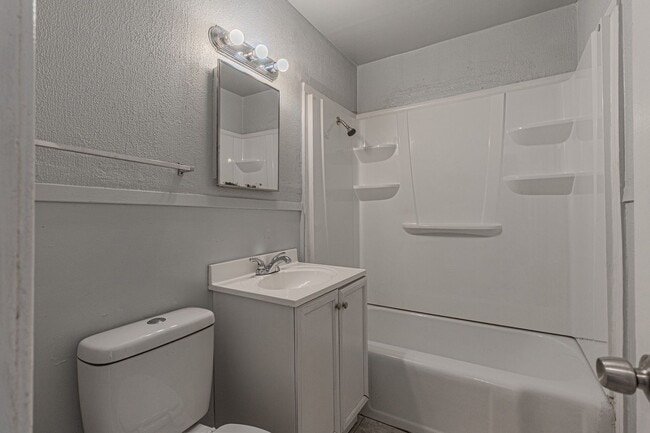 Building Photo - 3 Bed 2 Bath in OKC!