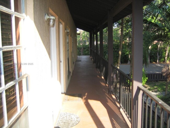 Building Photo - 10824 N Kendall Dr