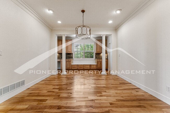 Building Photo - Gorgeous Home with Central AC and Washer/Dryer