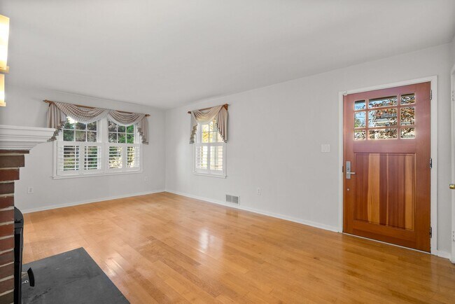 Building Photo - 3 Bed 3 Bath - Kensington Craftsman - Move In Ready