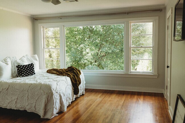 Building Photo - Call Peggy 501 676 1758