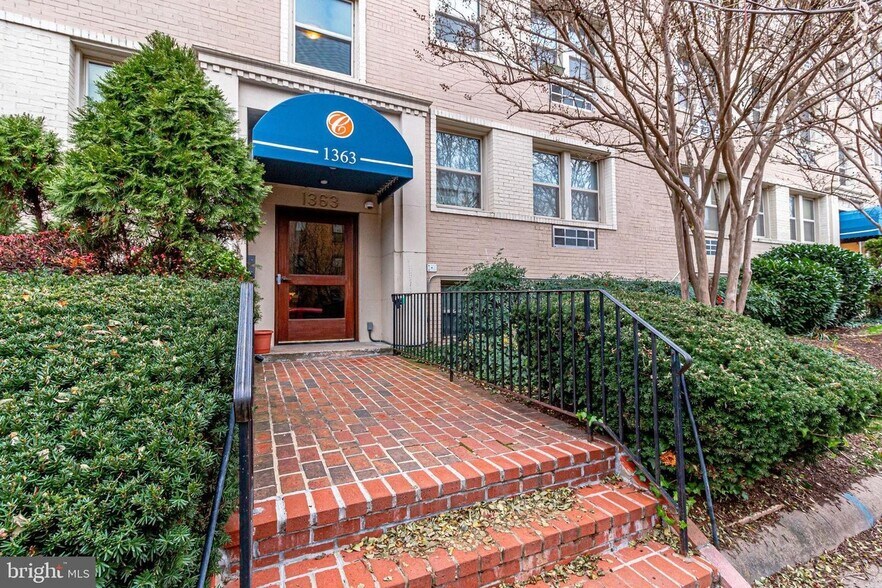 Entry to building (keyless) - 1363 K St SE