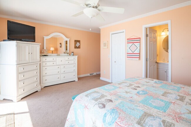 Building Photo - STAY OCEANFRONT FOR THE WINTER!