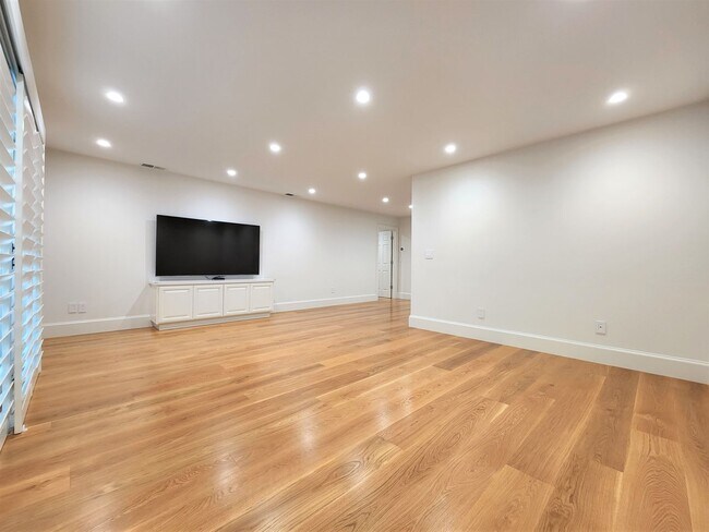 Building Photo - Updated Home Available Now in Downtown Pal...