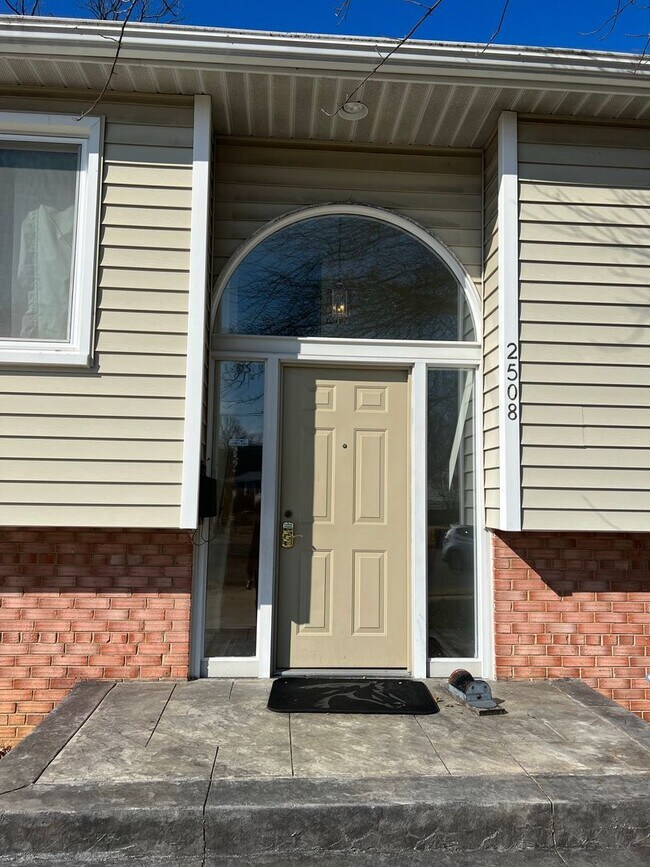 Building Photo - Split level 4-bedroom 3-bathroom home