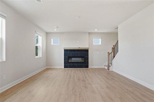 Building Photo - 142 Henley St