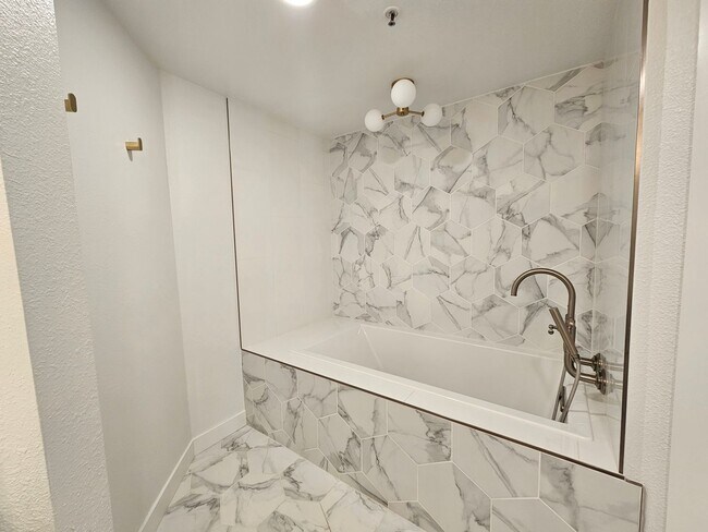 Building Photo - Cherry Creek Beautiful and Bright 1 Bed 1 Bath Condo