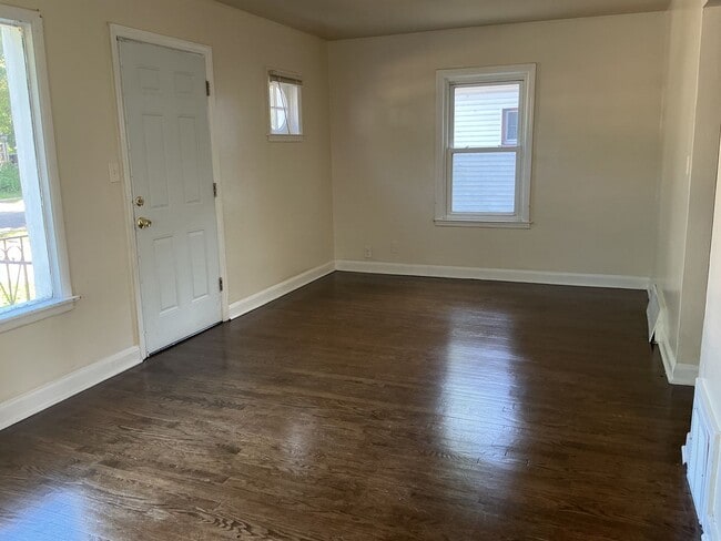 Building Photo - 3 Bedroom Single Family Home