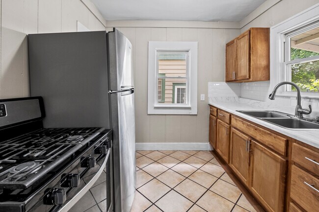 Building Photo - 1120 Fountain St NE