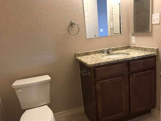Building Photo - Town home for rent