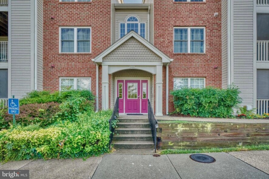 Building Photo - 300 Blue Water Ct