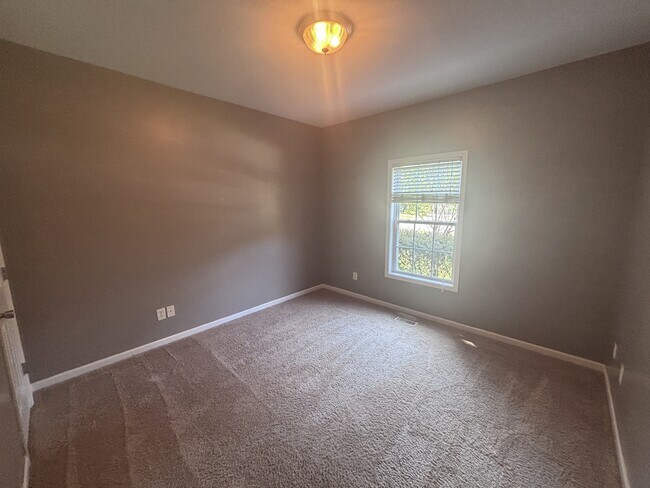 Building Photo - 100 Kingswood Cir