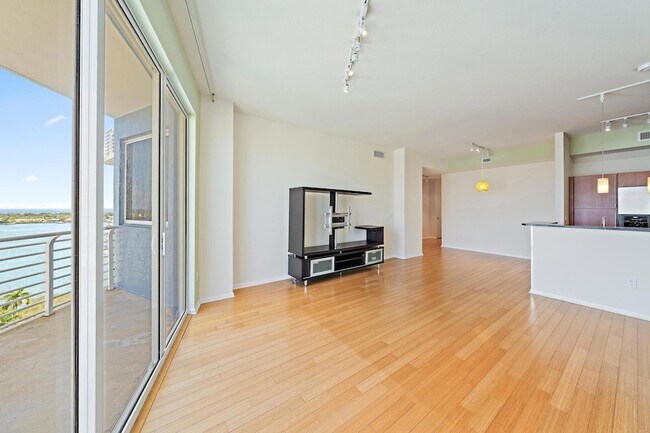 Building Photo - 1551 N Flagler Dr