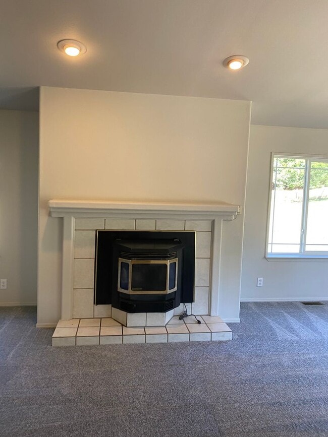 Building Photo - Spacious 4-Bed, 2-Bath Home on 5+ Acres