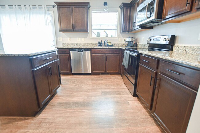 Building Photo - Pet Friendly Four Bedroom!