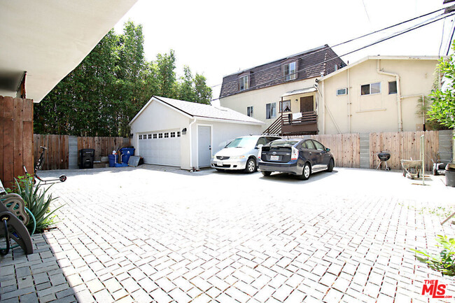 Building Photo - 4848 Oakwood Ave
