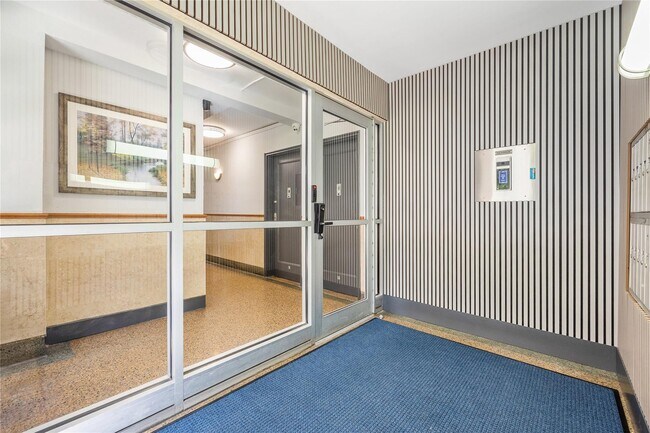 Building Photo - 210 Pelham Rd