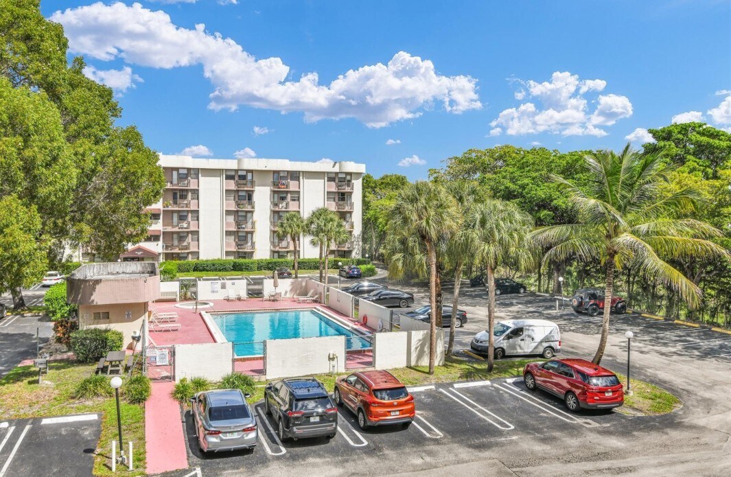 Building Photo - 2701 Riverside Dr