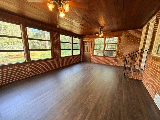 Building Photo - 1024 Cherokee Dr